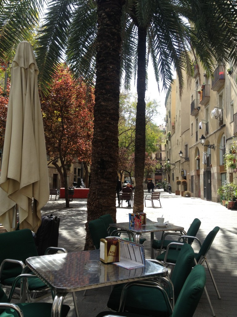 Carrer d'Allada Vermell. La première terrasse au soleil de l'année !