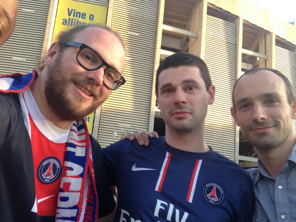 Aux abords du stade, Parfait complètement coupé au montage.